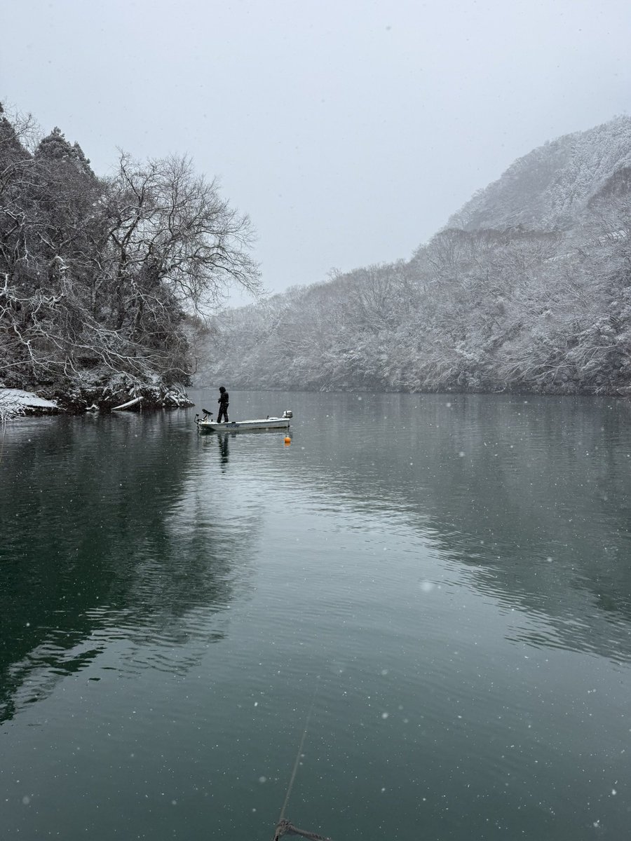 m90741964's tweet photo. 大雪の中釣りをする釣り人は変態級に釣り好きな人だと思ってる🎣 https://t.co/aGo8rPz0Gy