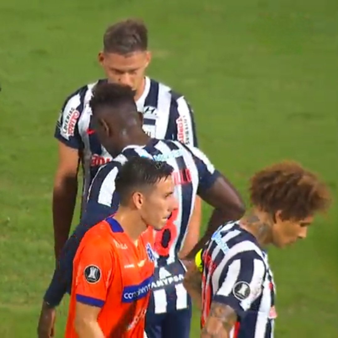 DE LOS COBARDES, NO HAY HISTORIA.

Paolo, hoy que debiste hacerte cargo de un momento trascendental, no tuviste los h*evos y por eso no quedarás en la historia de este club así salgas campeón a fin de año. Porque tus pergaminos serán en otro lado, en Alianza hoy demostraste que
