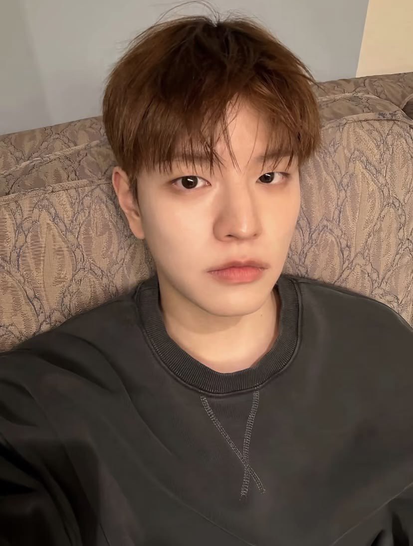 hyuneselca's tweet photo. seungmin is dating a 25 year old

there is a 7 MONTH age gap between them

that’s roughly 226 days

disgusting https://t.co/dS4sXqVyzc