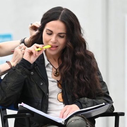 She knows she ain’t reading that binder for shit💀
She solely doing this for us