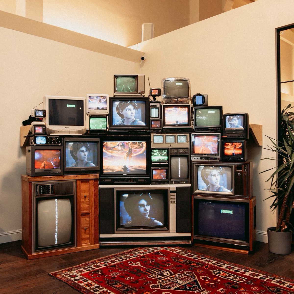 The TVs teased by creators visiting Epic's HQ are also playing Save The World's 2017 trailer, and you can see Fortnite's old STW based logo appear too 👀
📸<a href="/usecodeaid/">Aid</a>