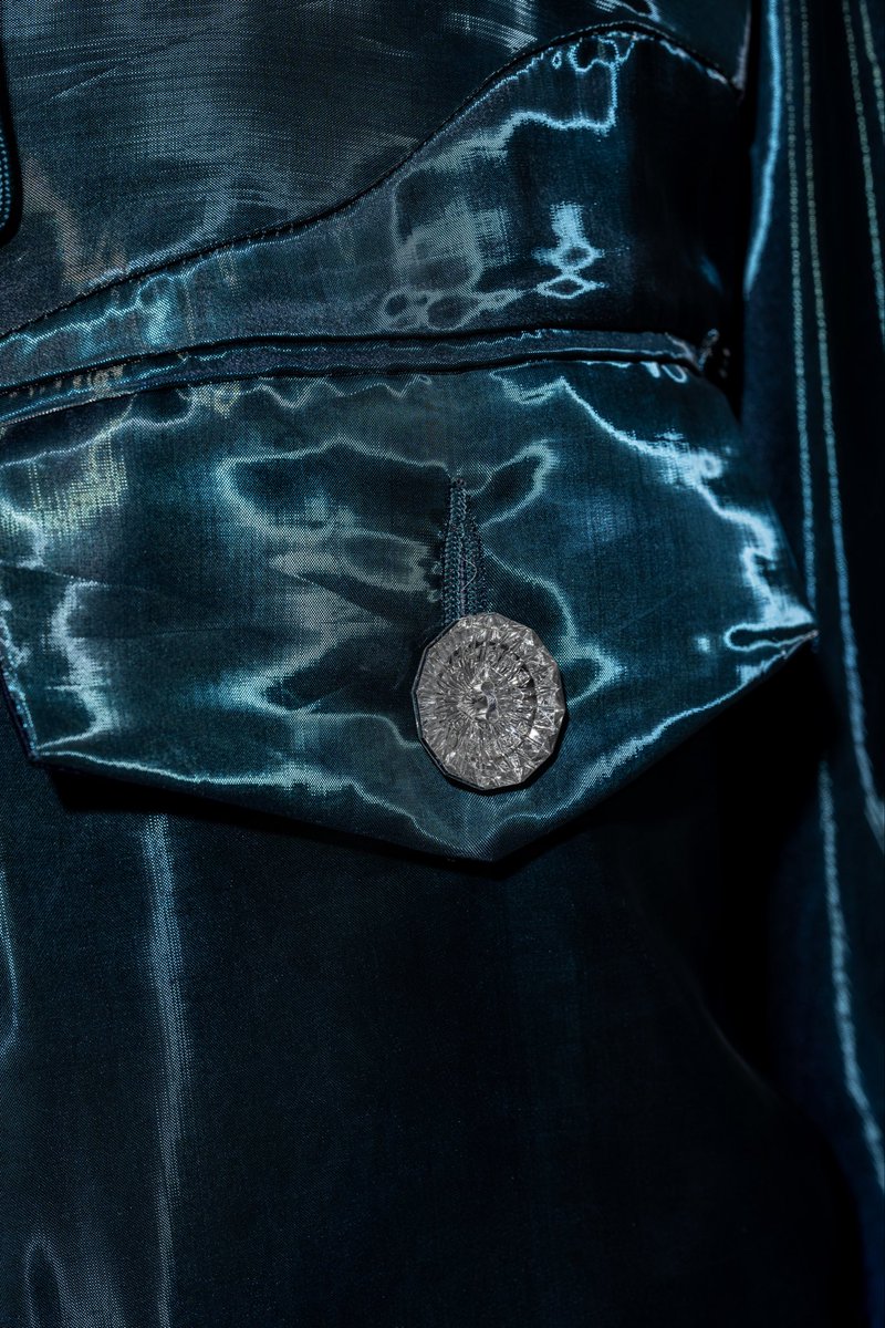 青に目が向きがちですが、

このボタンも、
えげつないやり込みです。

オリジナルで制作した
クリスタルカットボタンです。