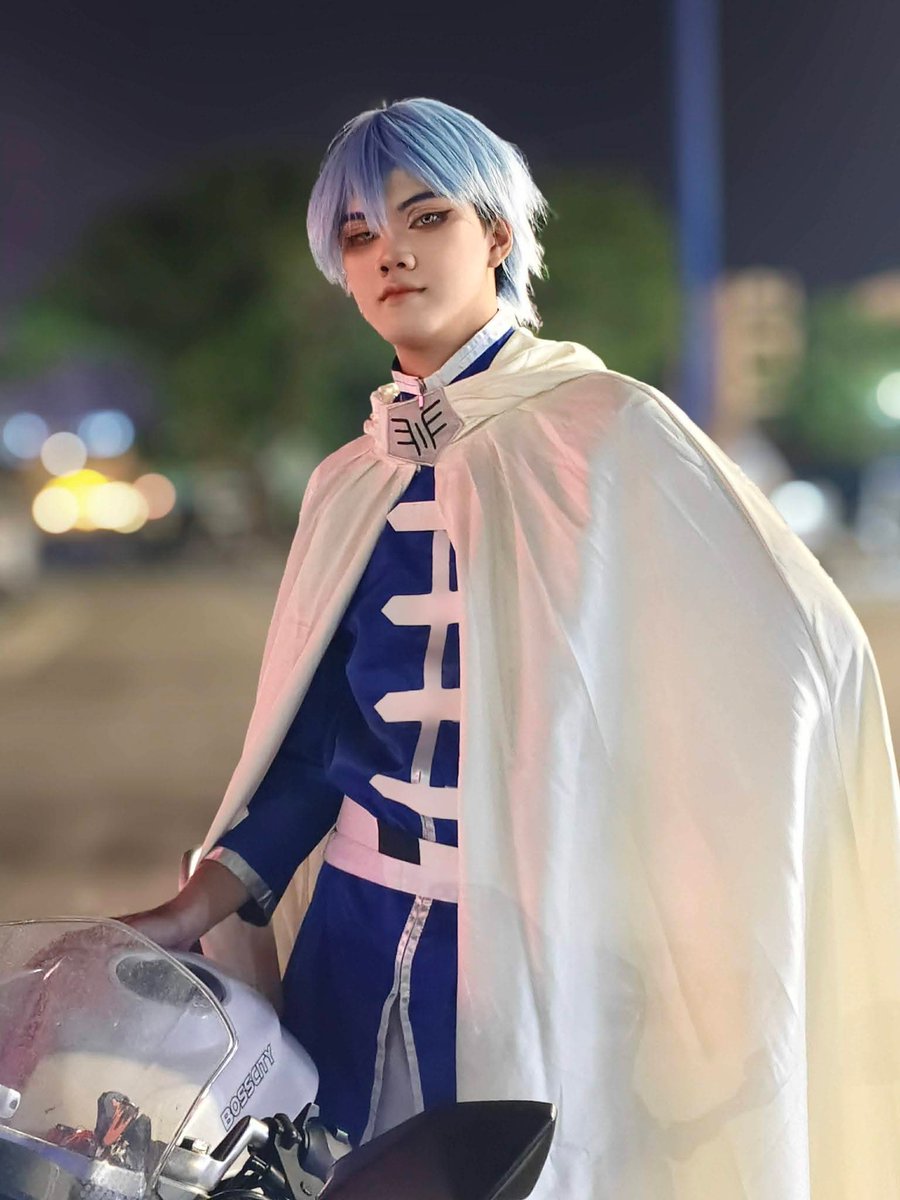 PoohChaiKonNun's tweet image. คุณ Taun Dung ได้คอสเป็น ผู้กล้า Himmel จากเรื่อง #FRIEREN   ไปร่วมงานที่ห้างAeon Mall Hai Phong เมื่อ 25 มค เขาสังเกตว่าไฟสป็อตไลท์ร้อนจนเกิดไฟลุกขึ้นมา เขาจึงเอาถังดับเพลิงไปดับไฟเพื่อไม่ให้ลุกลาม และยังเขียนว่าทุกคนควรเรียนรู้วิธีดับเพลิง เขาก็เพิ่งมารู้ว่าตัวเองเป็นไวรัลค่ะ