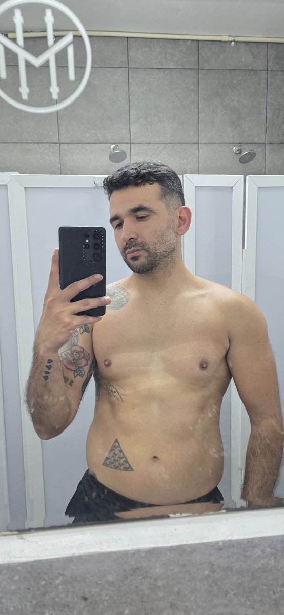 kingrthur's tweet photo. La luz de este baño no me favorece 😡 https://t.co/UyfSZQiKVB