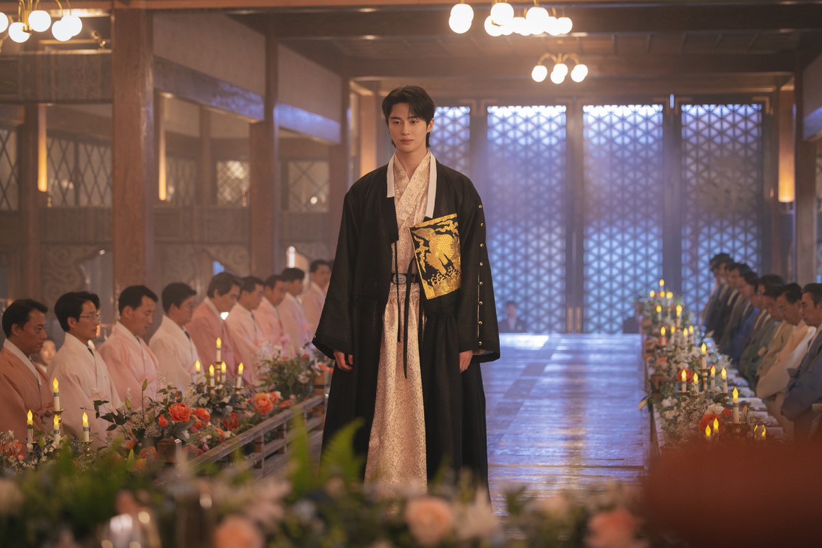 [📷]

"대군부인이 될 채비를 하라"
#21세기대군부인 #이완 🐶👑

#변우석 #ByeonWooSeok
#바로엔터테인먼트 #VAROentertainment
출처 MBC <21세기 대군부인>