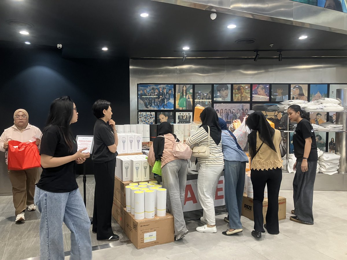 medomkpopmerch's tweet image. Kpopmerch Light Stick Sale✨

⏰12-13 February 2026
📍Lotte Mall Kuningan - GFloor, Jakarta Selatan

#kpopmerch #kpopstore #kpop #kpophaul #nct