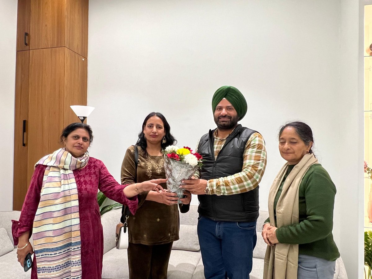 Ranjitpalpunjab's tweet photo. ਪਾਰਟੀ ਦੇ ਪੁਰਾਣੇ ਅਤੇ ਸਨਮਾਨਯੋਗ ਮੈਂਬਰ ਸਵਰਨਲਤਾ ਜੀ, ਰੇਣੂ ਸੂਦ ਜੀ ਅਤੇ ਸੁਰਿੰਦਰਪਾਲ ਕੌਰ ਜੀ ਵੱਲੋਂ ਪੰਜਾਬ ਸਟੇਟ ਜਨਰਲ ਸਕੱਤਰ (ਟ੍ਰੇਡ) ਬਣਨ ‘ਤੇ ਦਿੱਤੀਆਂ ਮੁਬਾਰਕਾਂ ਲਈ ਮੈਂ ਉਹਨਾਂ ਦਾ ਦਿਲੋਂ ਧੰਨਵਾਦ ਕਰਦਾ ਹਾਂ। ਉਹਨਾਂ ਦਾ ਇਹ ਪਿਆਰ ਅਤੇ ਸਹਿਯੋਗ ਮੇਰੇ ਲਈ ਵੱਡੀ ਪ੍ਰੇਰਣਾ ਹੈ।
#PunjabPolitics #PartySupport #Gratitude #TradeLeadership #ranjitpalsinghpunjab

@AamAadmiParty @AAPPunjab @AroraAmanSunam