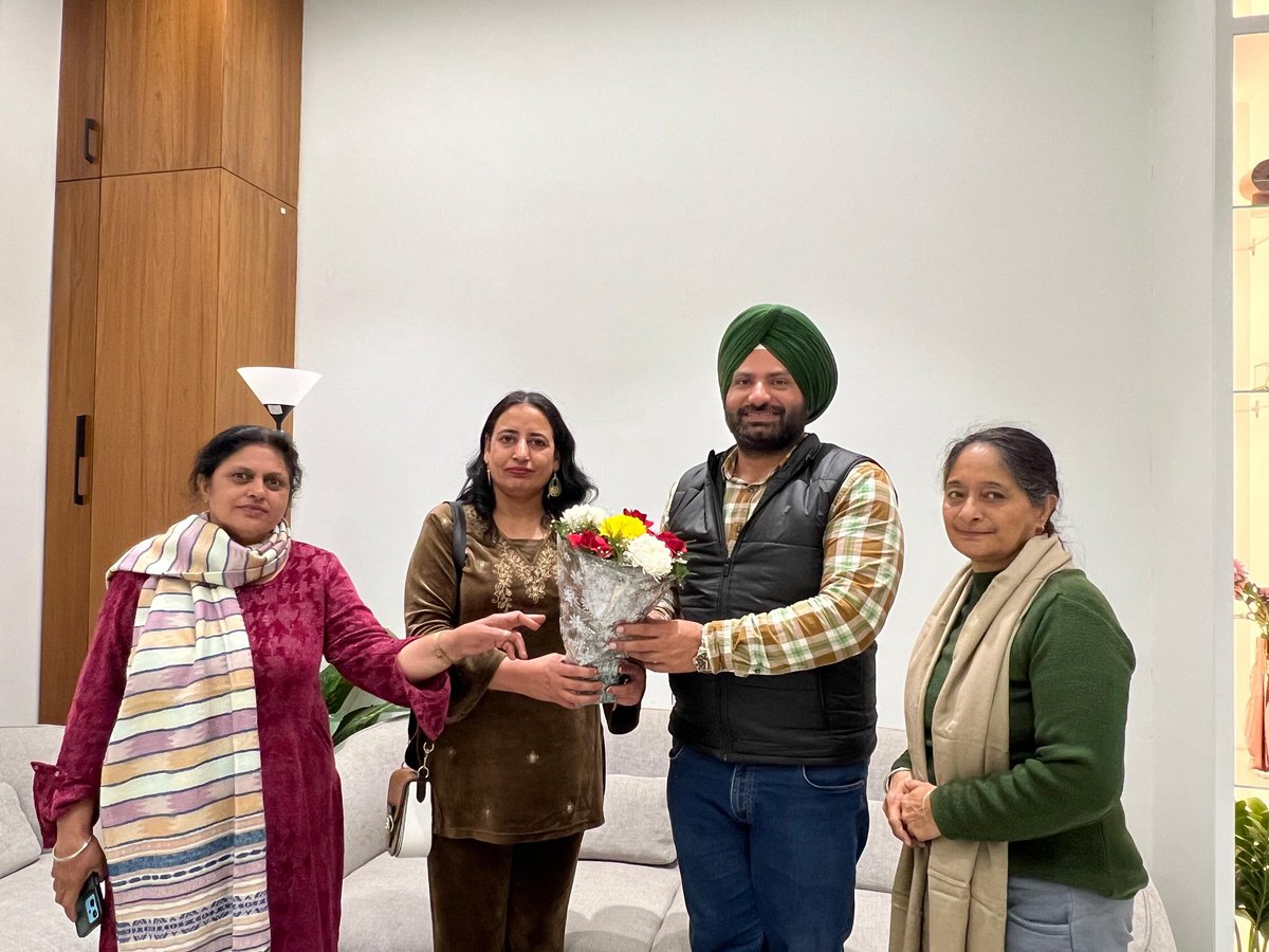 Ranjitpalpunjab's tweet photo. ਪਾਰਟੀ ਦੇ ਪੁਰਾਣੇ ਅਤੇ ਸਨਮਾਨਯੋਗ ਮੈਂਬਰ ਸਵਰਨਲਤਾ ਜੀ, ਰੇਣੂ ਸੂਦ ਜੀ ਅਤੇ ਸੁਰਿੰਦਰਪਾਲ ਕੌਰ ਜੀ ਵੱਲੋਂ ਪੰਜਾਬ ਸਟੇਟ ਜਨਰਲ ਸਕੱਤਰ (ਟ੍ਰੇਡ) ਬਣਨ ‘ਤੇ ਦਿੱਤੀਆਂ ਮੁਬਾਰਕਾਂ ਲਈ ਮੈਂ ਉਹਨਾਂ ਦਾ ਦਿਲੋਂ ਧੰਨਵਾਦ ਕਰਦਾ ਹਾਂ। ਉਹਨਾਂ ਦਾ ਇਹ ਪਿਆਰ ਅਤੇ ਸਹਿਯੋਗ ਮੇਰੇ ਲਈ ਵੱਡੀ ਪ੍ਰੇਰਣਾ ਹੈ।
#PunjabPolitics #PartySupport #Gratitude #TradeLeadership #ranjitpalsinghpunjab

@AamAadmiParty @AAPPunjab @AroraAmanSunam