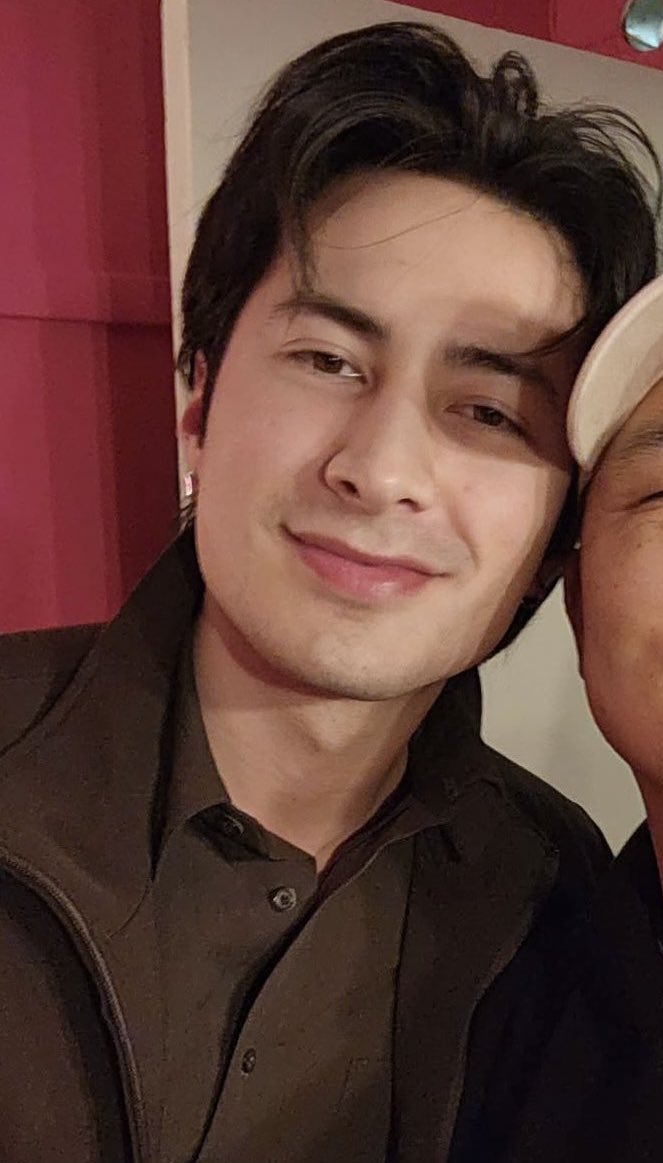 i'm annoyed at how pretty he is