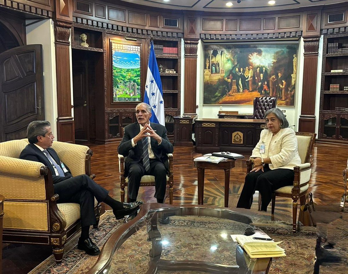 CCIE_CA's tweet photo. Presidente del @CCIE_CA @CCITPresidencia Daniel Antonio Fortín participa en reunión organizada por @COHEPHonduras  con el Presidente de la República de Honduras Nasry Asfura 
@FEDEPRICAP_CA @Fecagro @fecatrans0214 @fecamco @fedecarga @Fecaica_ @AGEXPORTGT @InfoCatransca @_caag https://t.co/RVpy6Xenk0