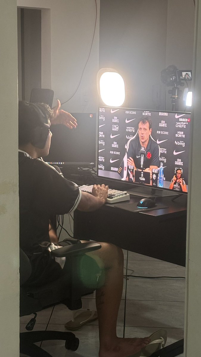 chorumedogremio's tweet photo. o filho da puta levantou 1 da manha pra gravar um react de coletiva do diniz

tem que internar uma merda dessas https://t.co/iMkAGioTZx