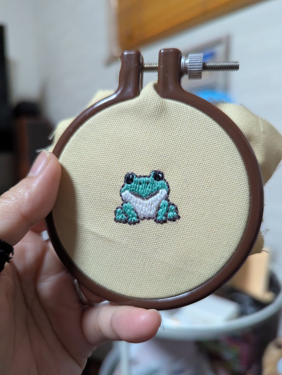 今日は少し大きなカエル🐸さん
縫ったよ( * ॑꒳ ॑*)✨
週末にまとめて一気にブローチやマグネットやヘアゴムに仕上げるよ✨(๑•̀ㅂ•́)و✧