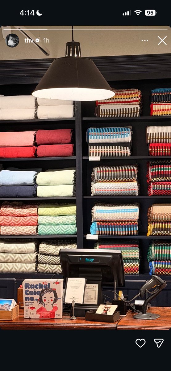 taesklv's tweet image. Taehyung in a portuguese concept store chain “A Vida Portuguesa” (trans. A Portuguese Life), this store is dedicated to promoting and preserving traditional portuguese brands.

They only sell products that were created and manufactured in Portugal. 🇵🇹 

Thank you Tae!! 🙏💜