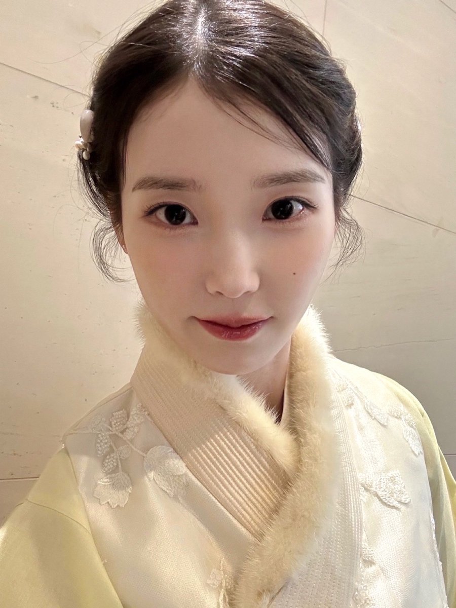 wlrmaeun's tweet photo. 이제 곧 설인데 한복 아이유언니 봐야지🙇‍♀️🤍 https://t.co/Jn921wiuhM
