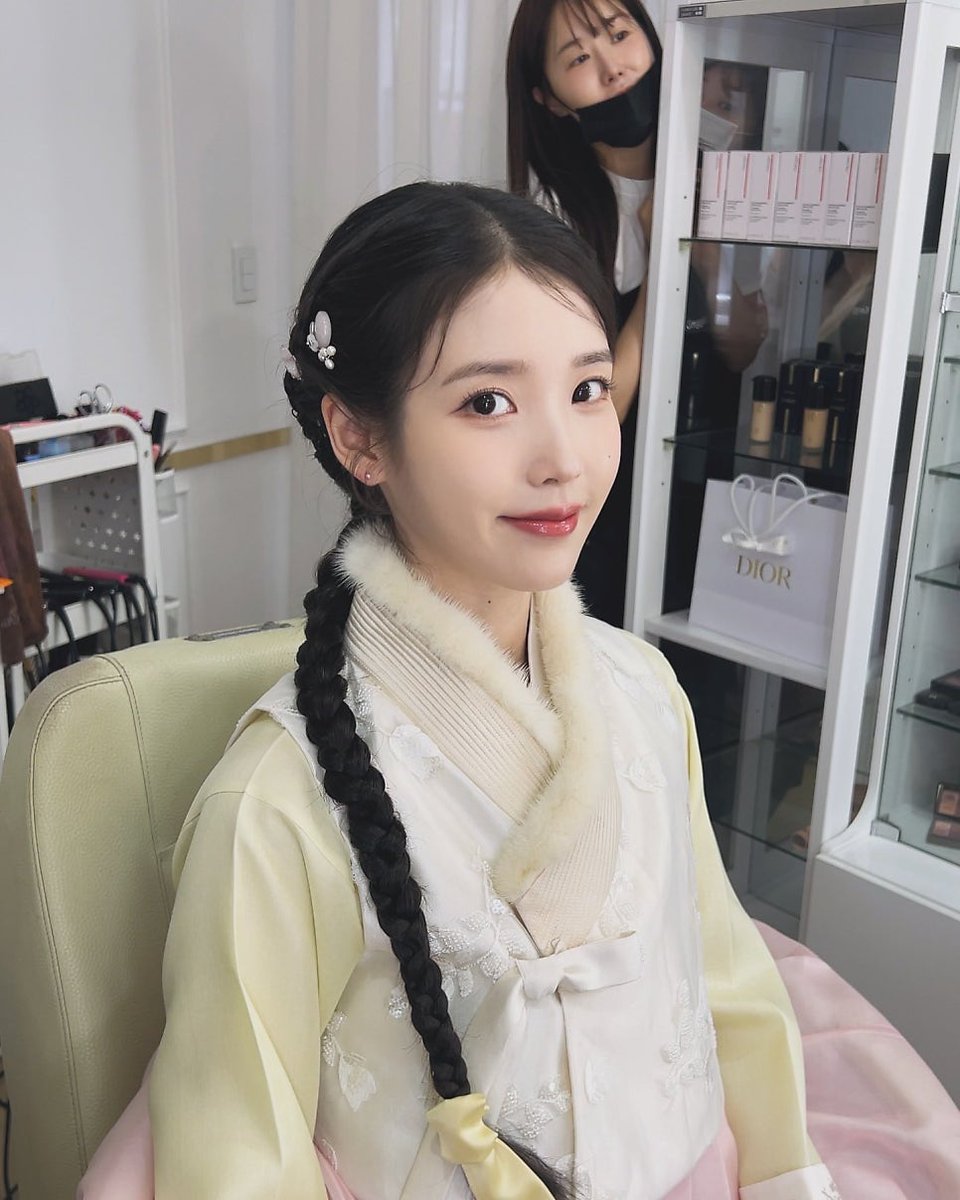 wlrmaeun's tweet photo. 이제 곧 설인데 한복 아이유언니 봐야지🙇‍♀️🤍 https://t.co/Jn921wiuhM