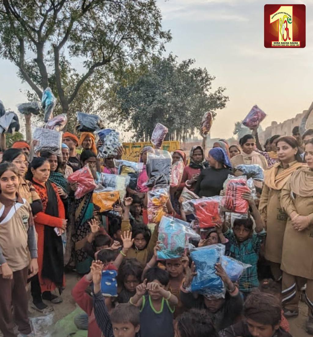 Rakhichakahu's tweet image. So many people wear different clothes everyday,but there are some people who do not even have clothes to cover their body. For such people,as per the inspiration of #SaintGurmeetRamRahimJi, DSS has opened a cloth bank from where clothes are provided to the needy.
#WinterCare