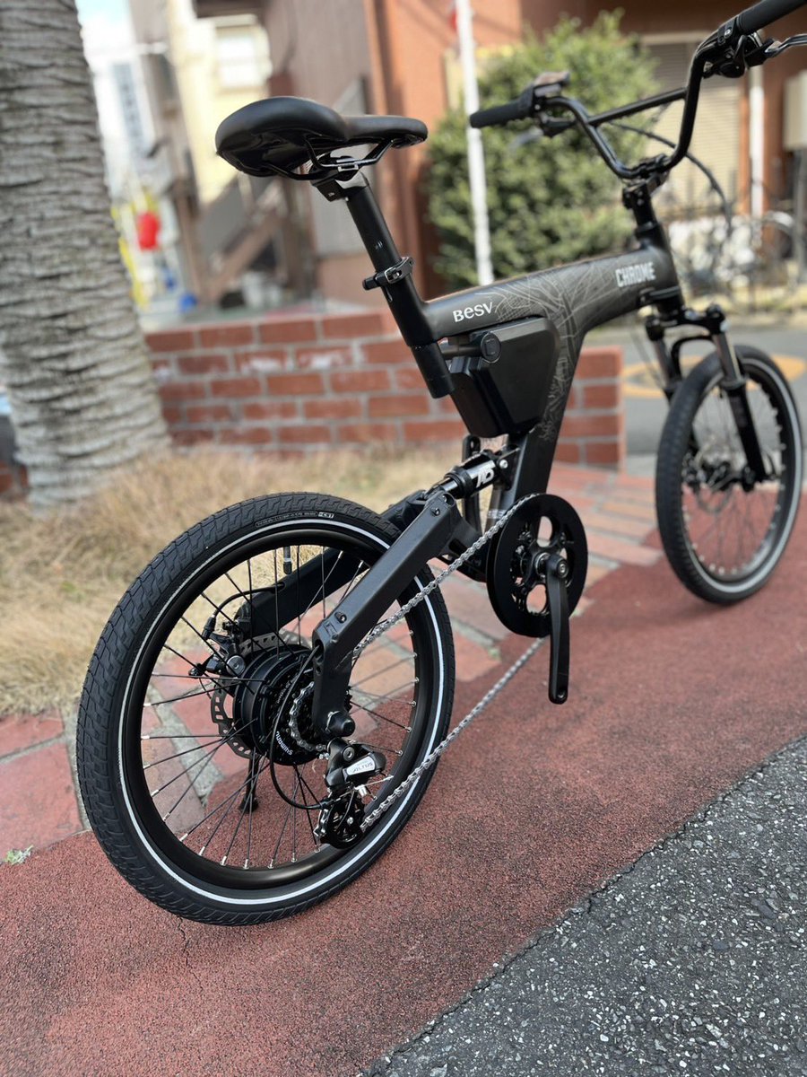 astbikes's tweet photo. #besv 超大人気#折り畳み自転車 #eバイク #psa2 #chrome コラボレーション誕生🎉デイリーユースで旅先で個性も光る1台‼️オリジナルロゴ入りフロントバッグは撥水性に優れショルダーとしても使用可能❤️前後サスペンション、BMXハンドルバーそしてこの仕様ではトップクラスの軽重量🫡1回充電で90km走行可 https://t.co/STw0cj4SZP