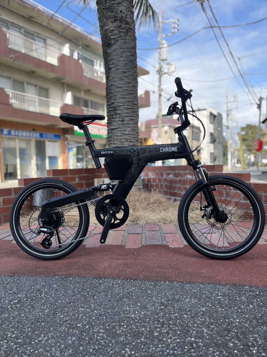 astbikes's tweet photo. #besv 超大人気#折り畳み自転車 #eバイク #psa2 #chrome コラボレーション誕生🎉デイリーユースで旅先で個性も光る1台‼️オリジナルロゴ入りフロントバッグは撥水性に優れショルダーとしても使用可能❤️前後サスペンション、BMXハンドルバーそしてこの仕様ではトップクラスの軽重量🫡1回充電で90km走行可 https://t.co/STw0cj4SZP