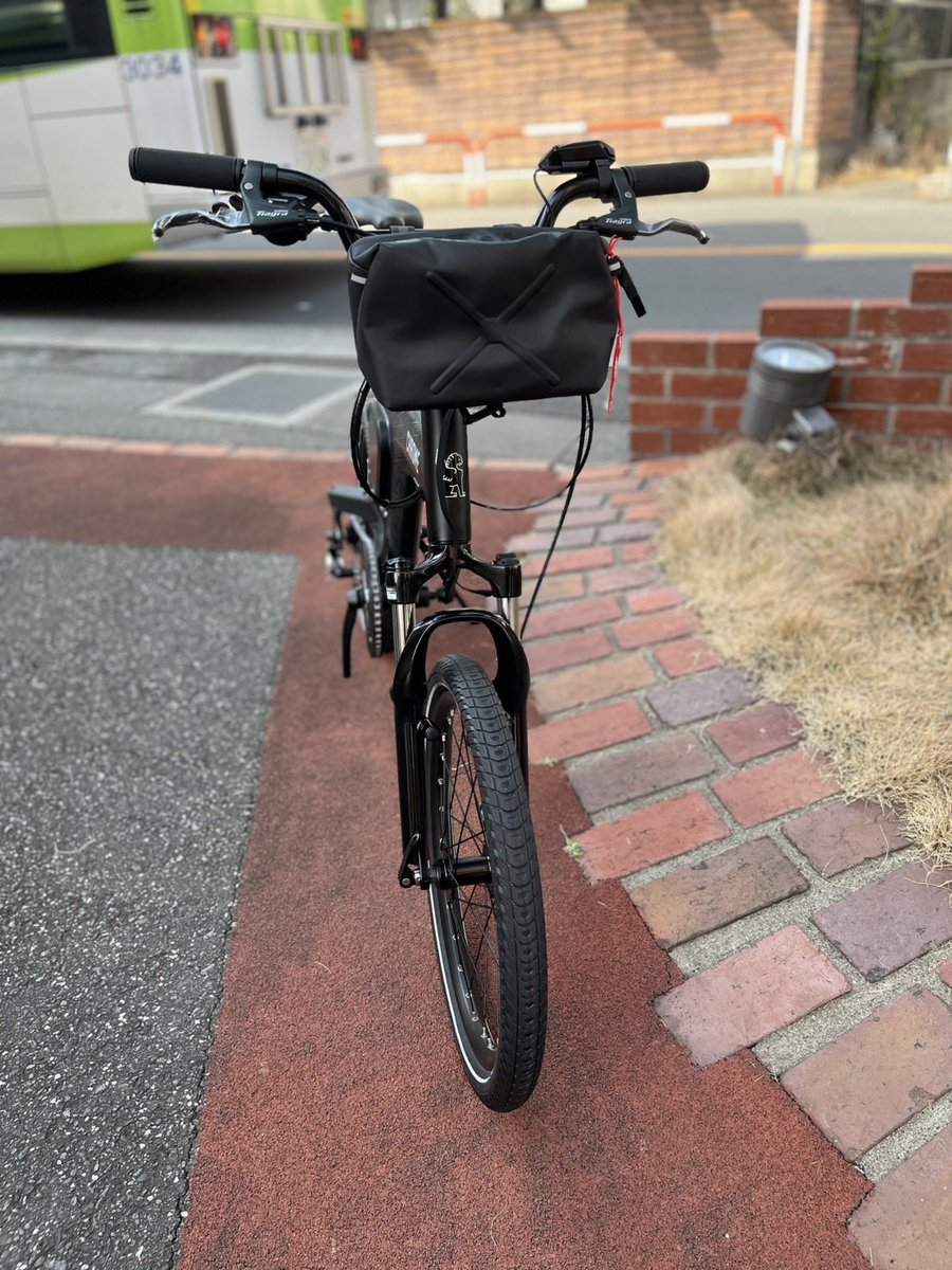 astbikes's tweet photo. #besv 超大人気#折り畳み自転車 #eバイク #psa2 #chrome コラボレーション誕生🎉デイリーユースで旅先で個性も光る1台‼️オリジナルロゴ入りフロントバッグは撥水性に優れショルダーとしても使用可能❤️前後サスペンション、BMXハンドルバーそしてこの仕様ではトップクラスの軽重量🫡1回充電で90km走行可 https://t.co/STw0cj4SZP