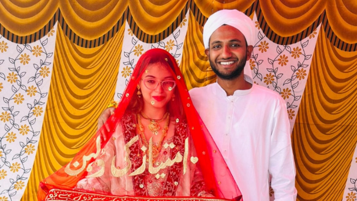 subhi_karma's tweet photo. Interfaith:

A Hindu woman met one Imtiyaz on social media. The duo fell in love, with Imtiyaz promising marriage. Later, he converted her to Islam and changed her name to Zainab. Both of them got married on July 18, 2025.

After this, the two moved to Kolkata and settled there. Zainab gave birth to a daughter. Syed left his wife and child behind and escaped after the child was born. 

Now she has requested the police to come to Bengaluru with the child and find her husband, and she has filed a complaint in this regard at the High Grounds police station in Bengaluru.

Now reports are coming that she has reconciled with Imtiyaz again and will raise her child as per Islamic practices.