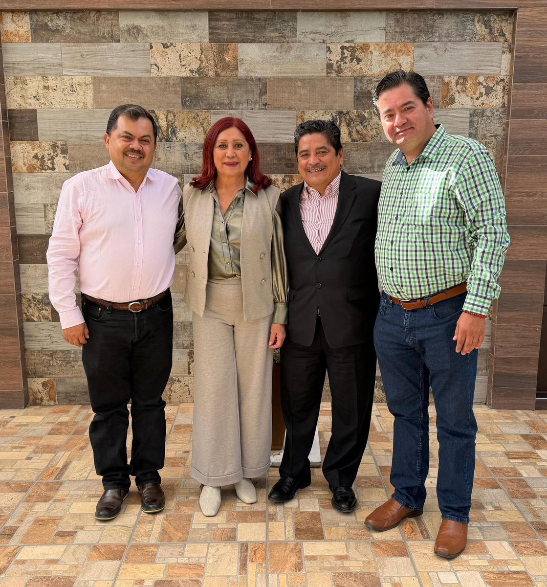 🤝 Reafirmamos la coordinación entre gobiernos locales.

Nuestro Director General, <a href="/hermiloperez/">hermilo</a>, sostuvo un encuentro con la presidenta municipal de Tecámac, <a href="/rosiwongromero/">Rosi Wong</a>, acompañado por <a href="/joseluisgcureno/">JOSE LUIS GUTIERREZ CUREÑO</a> y Alberto Tagle. 

En #AALMAC seguimos impulsando el municipalismo y la
