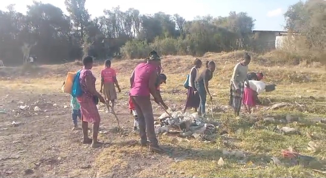 KenyaKALCo's tweet photo. #CountyKALNetworks  Omega Winners Initiative of Kajiado County KAL Network regularly cleans the environment in their community &amp; conducts table banking activities that help them support vulnerable school going children. @UNDPKenya @GlobalFund @USStateDepartm2 @StopTBKe @WHOAFRO https://t.co/NeOgYdODIi