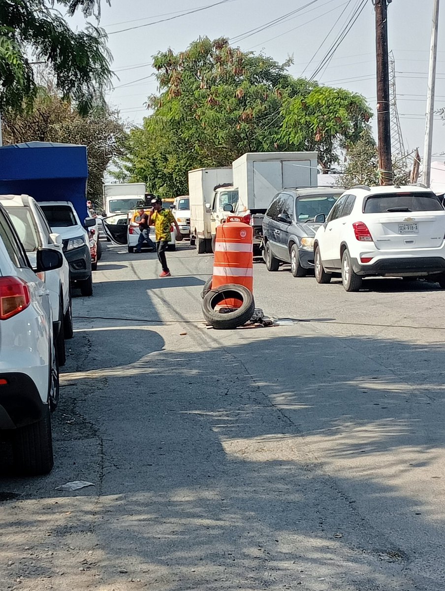 Buen día, desde hace tres meses se encuentra este tambo sobre un registro al parecer de <a href="/ayd_monterrey/">Agua y Drenaje Mty</a> obstruyendo la Calle 6 de Noviembre entre San Sebastián y Av.López Mateos Col. 21 de Enero en <a href="/municipiodegpe/">Guadalupe Gobierno Municipal</a>
<a href="/DashCamMTY/">Dash Cam Monterrey</a> <a href="/aztecacomunidad/">#ComunidadAzteca</a> 
Gracias.