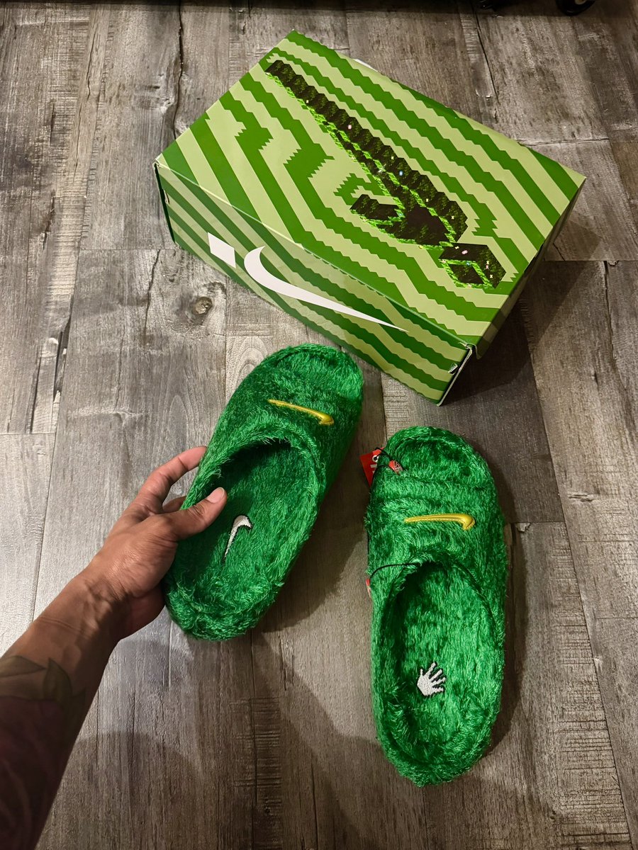 These Nike Swoosh “Touch Grass” slides 🔥
