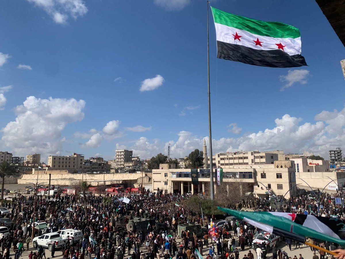 الذاكرة هشيم رغم انها مبللة بالدموع 
لكنها تحترق عند اول خاطرة.."!

7:30
#alraqa