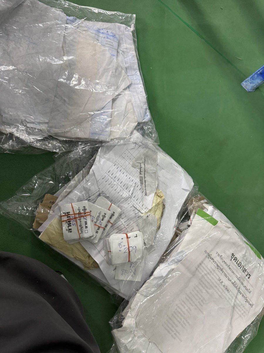 สรุปคือ ใบนับตะแนนอยู่ในกองเอกสารที่ กกต.ใส่ถุงรวมไว้ รอจัดเก็บ สภาพใบจึงถูกพับไว้อย่างดี  โดยมีเจ้าหน้าที่นั่งเฝ้าอยู่ แต่ผู้ชุมนุมเข้าไปรื้อแล้วเอาออกมา โดยอ้างว่าใบนับคะแนนถูกเอาไปทิ้ง และไปเก็บมาจากถังขยะ
Cr. The METTAD