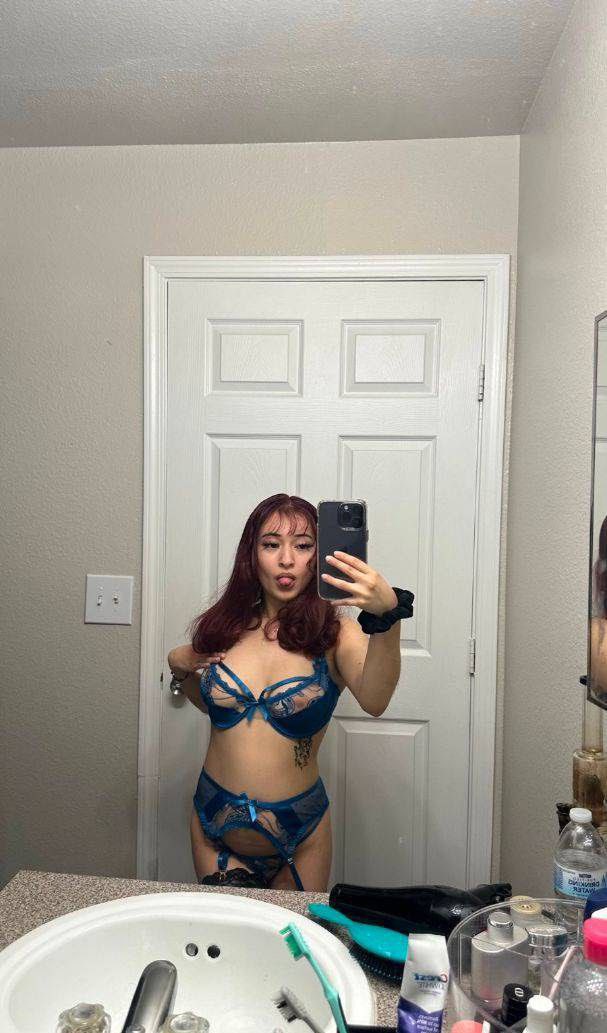 prettykylie126's tweet photo. I’m so tinyy someone come pick me up 🥺 https://t.co/EvagzwakLI