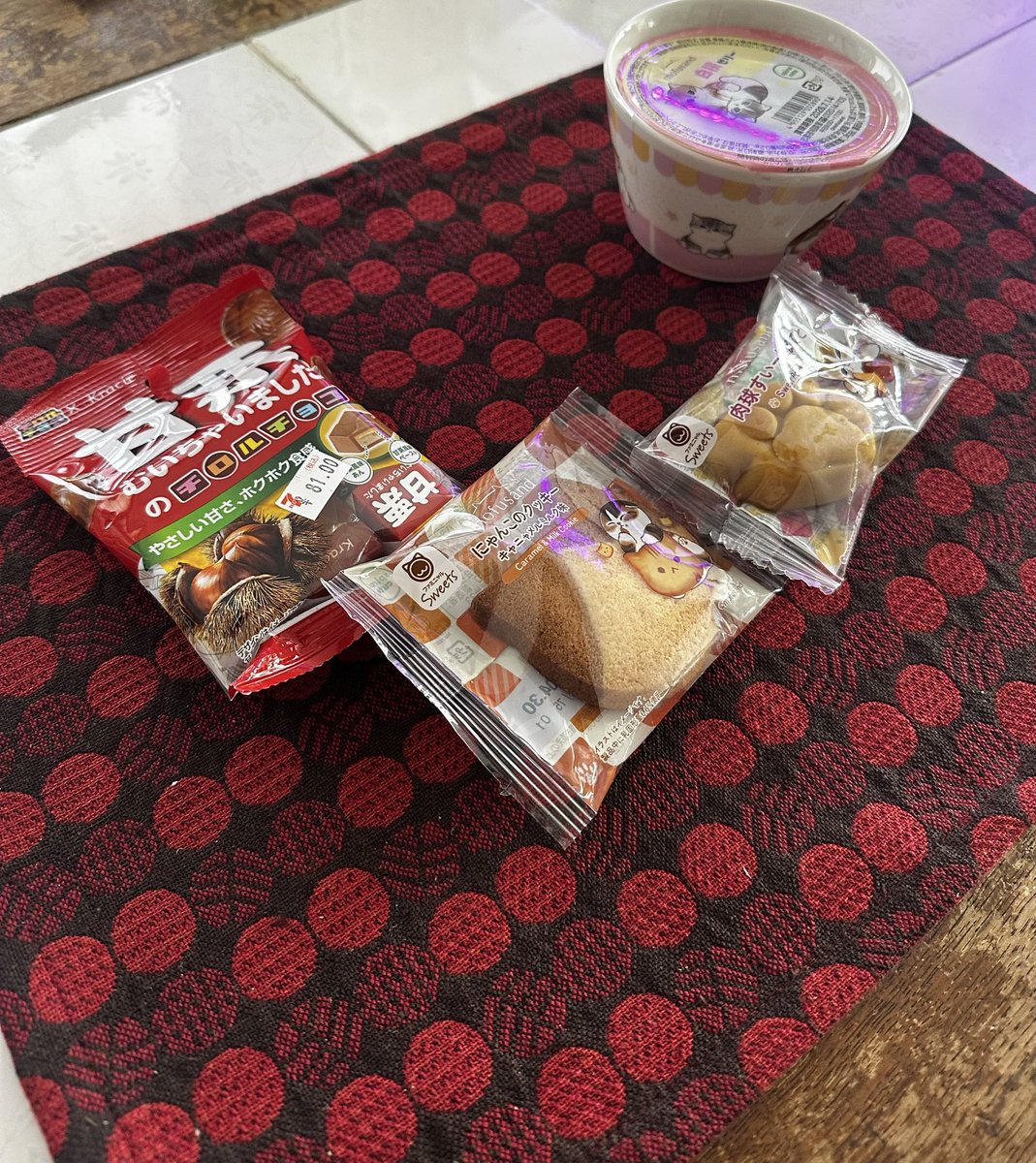 昨日、夜勤入りの前にファミマに行ってGETしてきたよ〜😍😍白桃ゼリーの入れ物...なんと残り1個だった😳まるで私を待ってくれていたかのように🤭♡ 届けるけん、待っててね〜(*´∀`*)ﾉ♡ 甘栗むいちゃいました←初めて見た😆
