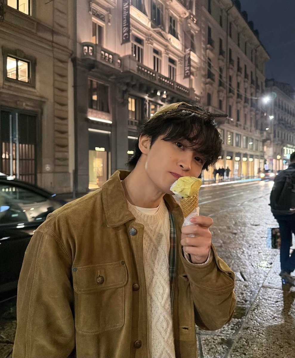 berharap semoga disela-sela jadwal kosongnya mark can go to the places that he wants to visit and make a lot of good memories!! pls happy happy terus!!  🥹