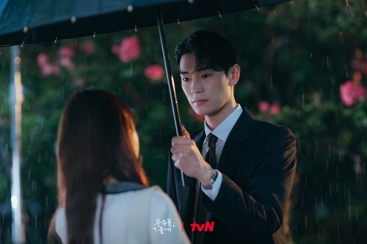 화제의 태형X현진 동침 사건💥
그날 밤의 진실은?🤔
그리고 본격 현진을 둘러싼 삼각관계의 시작?!

티랑이들아~ 오늘 밤 4화에서 확인해줘!

[수목] 밤 10:40ㅣtvN
#즐거움엔20tvN #우주를줄게 #OurUniverse