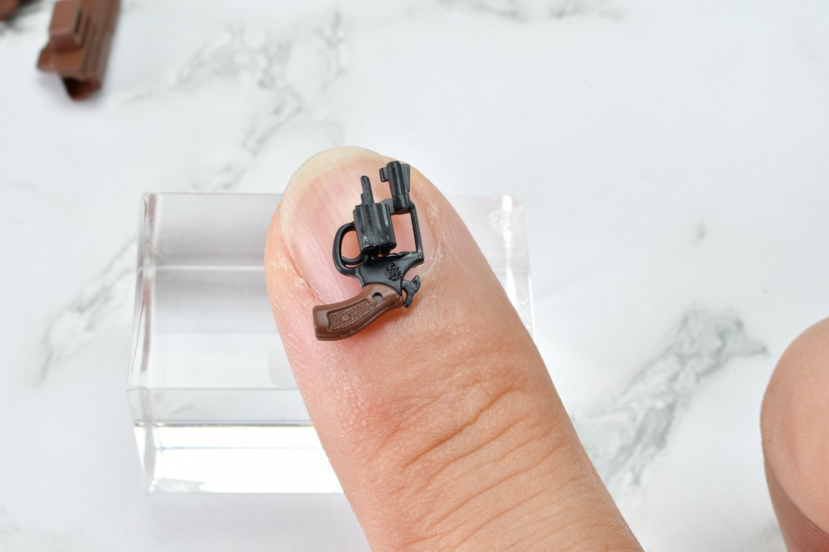 【#リトルアーモリー 新製品】
リボルバーセットB
6月発売予定

コンバットマグナムとチーフスペシャルを1/12スケールで再現した10挺セット！
シリンダーオープンやホルスター収納状態なども選択可能。
歴史的リボルバー拳銃の造型を指先サイズでご堪能ください。
パッケージアートは、daito氏が担当🖌️