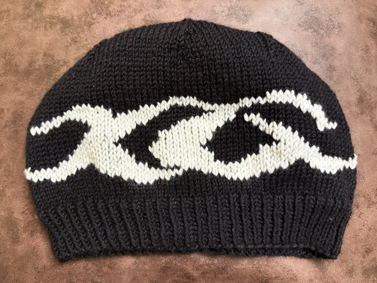 dustjacketdiva's tweet image. まさか、この私が推しグッズを作る日が来るとはね……笑

編み込み初挑戦、エクセルでロゴ作成→往復編みスワッチでは気づかなかったけど、輪編みのワンポイント編み込みは難しいと判明→後から刺繍するduplicate stitchに変更→紆余曲折の末、なんとか完成💦

#XG #編み物 #knitting