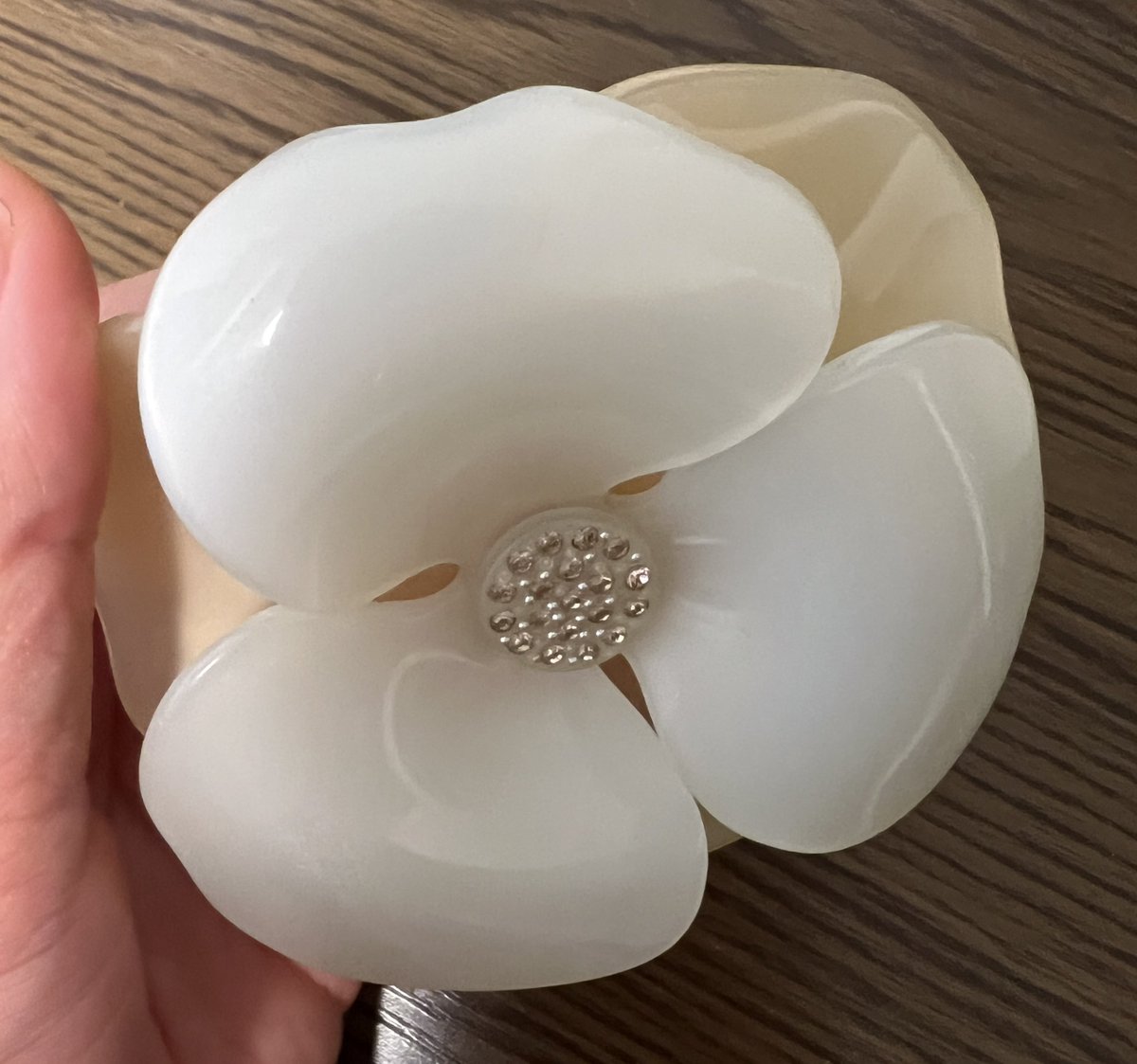 うちに色違いや型違いいっぱいあるけど一個1600円で売れるなら売りたい😂
16年くらい前に流行ったアレキサンドルドゥパリのだよね❓
メルカリで売れるかな、、、