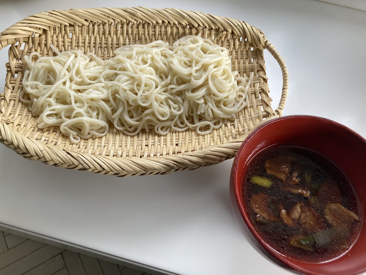 今日のお昼は、お歳暮で頂いた群馬県の花山うどんを冷凍していた合鴨で、つけ汁うどんに！
水でしめるとトゥルットゥルッで
美味しかったです♪