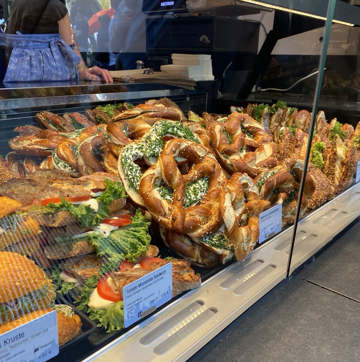MofaJapan_YWRK's tweet photo. 独特の形が特徴的な #プレッツェル は、#ドイツ🇩🇪のソウルフードです🥨✨
19��紀、ミュンヘンのパン職人が誤ってアルカリ溶液に浸して焼いたことが、黄金色でカリカリの元祖となったとの逸話も！ミュンヘンを中心とするバイエルン地方の伝統が詰まったやみつきになる一品は、日本でも人気ですね😋 https://t.co/EE1walqG4E
