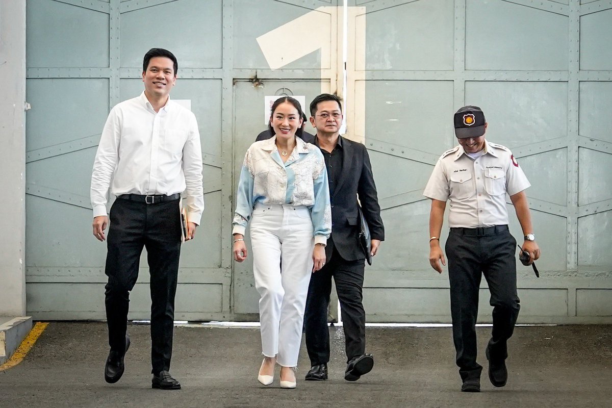 ”แพทองธาร-ปิฎก“ เยี่ยม “ทักษิณ” เผย คุณพ่อรู้ผลการเลือกตั้งแล้ว ร้องเพลง Let it be ให้ฟัง

“Let it be, let it be, let it be, let it be
ช่างแม่มัน ช่างแม่มัน ช่างแม่มัน ช่างแม่มัน
“Whisper words of wisdom, let it be
จะเป็นจะตายก็ช่างแม่มัน ช่างแม่มัน”