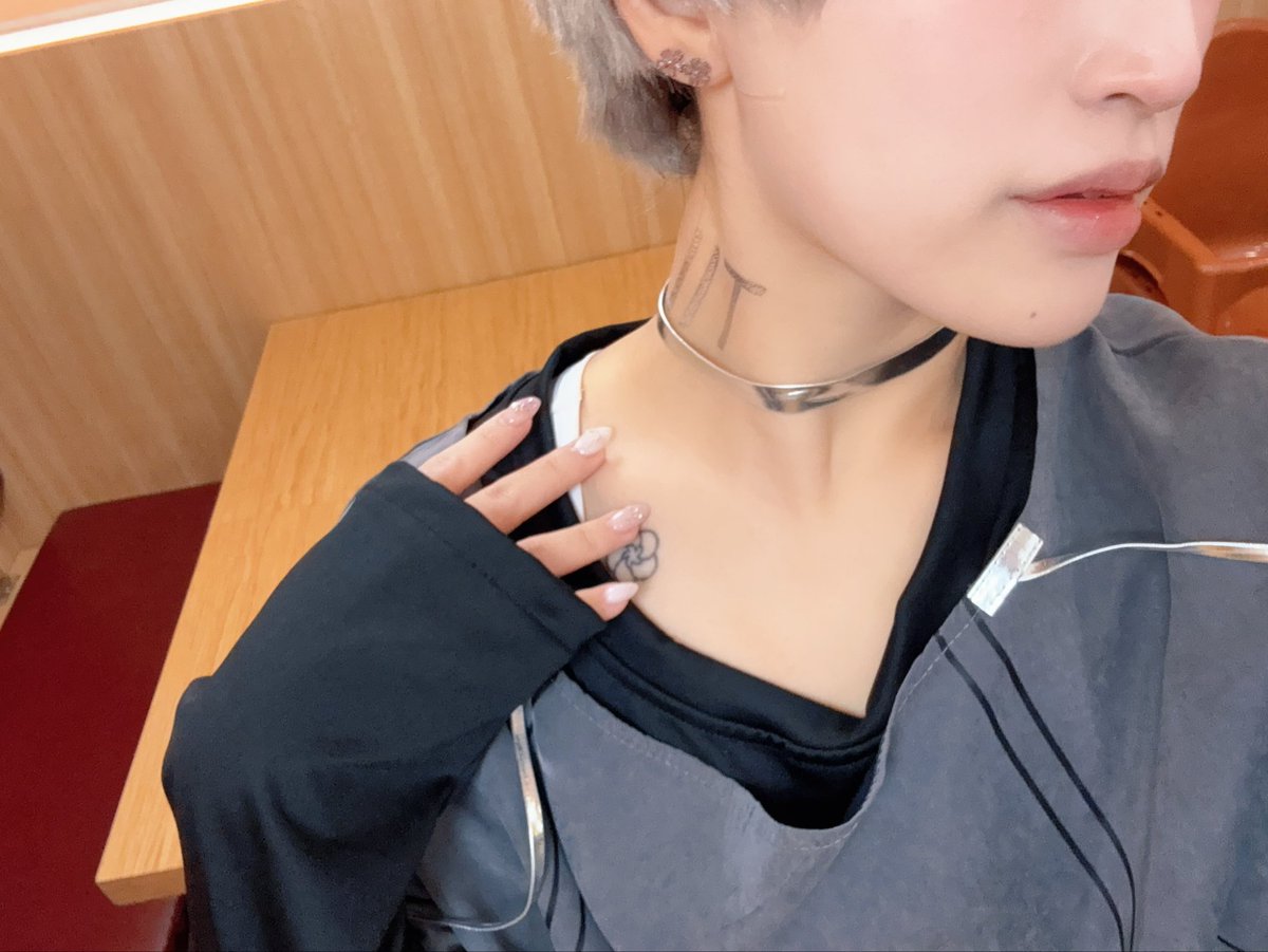 롯데월드 도착해서 밥먹고 들어가용!
틸 문신 티는 안나지만..👀