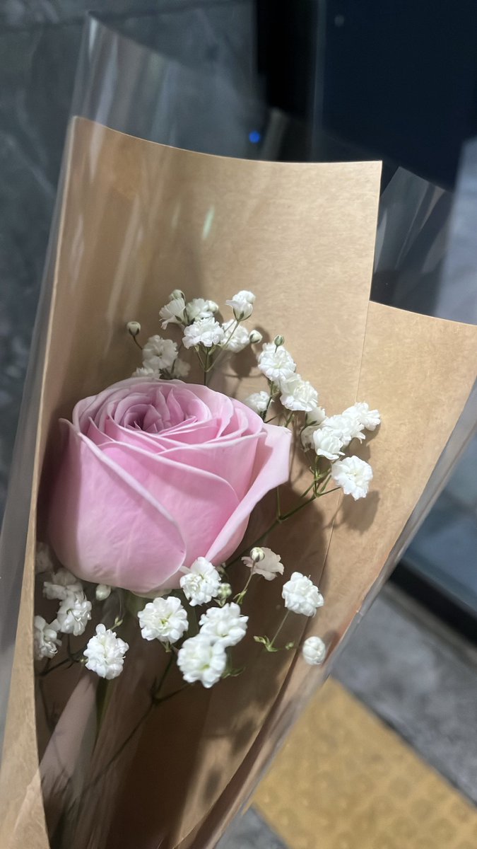 어제 
왕사남보고 울고
친구들이 생파해줘서 감동 먹고
써준 편지 보고 또 울고
집 가는 길에 편지 다시 읽으면서 또 울고
집 도착해서 편지 읽으면서 또 또 또 울엇슨
행복한하루엿따!