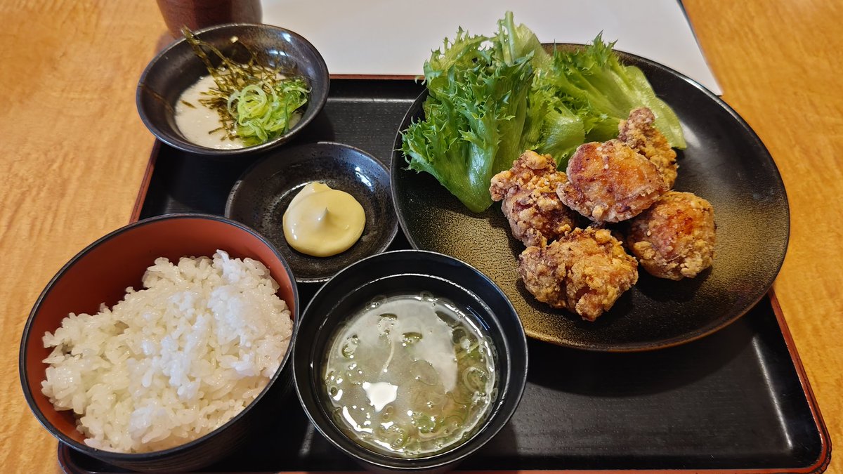 今日のお昼は唐揚げ定食です。
大食いの私には1200円でご飯と味噌汁おかわり自由はありがたいです。