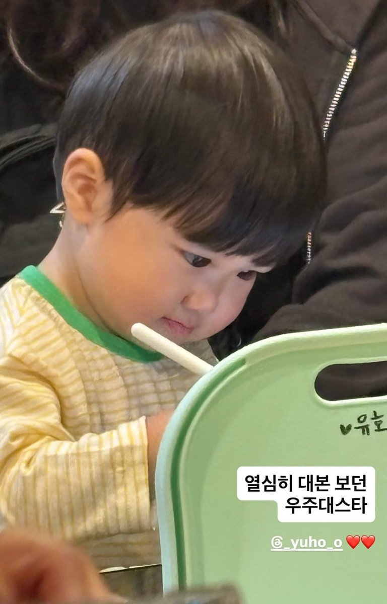 no way he's looking at his script HE THINKS HES A BIG BOY