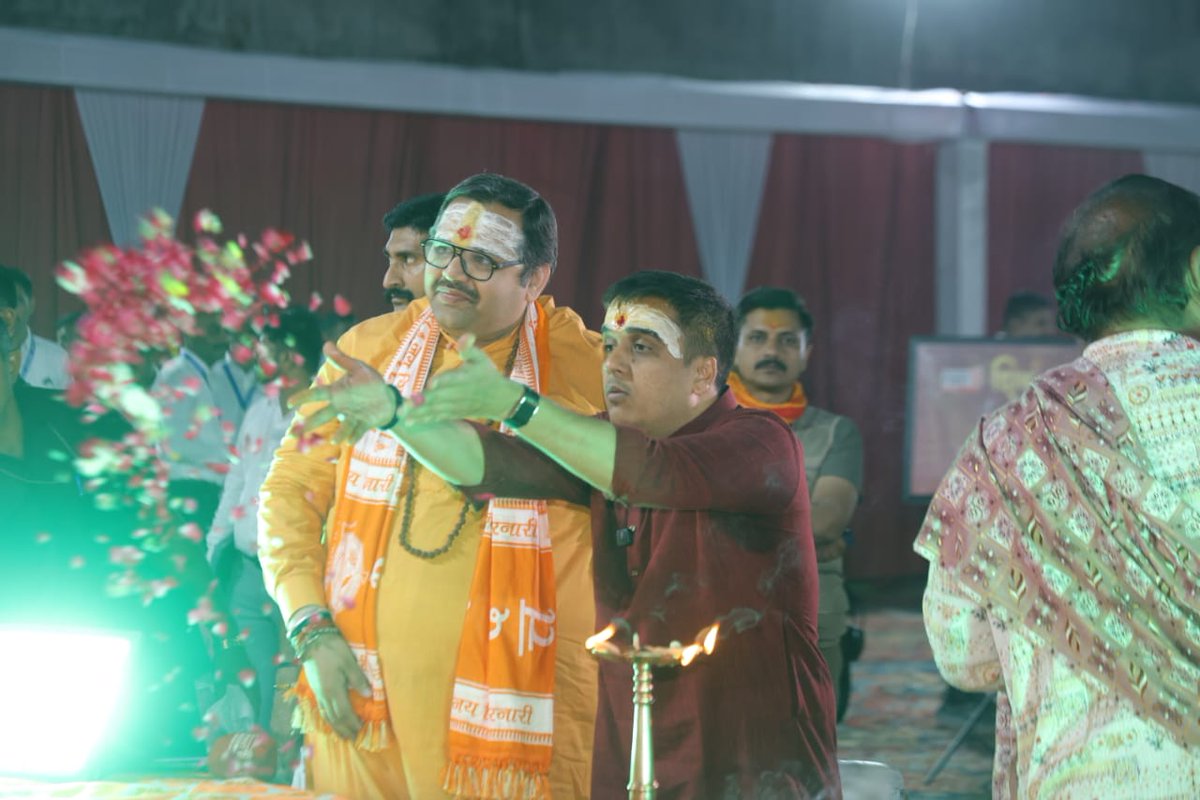 sanghaviharsh's tweet photo. અલખના આંગણે, ભજન - ભોજન અને ભક્તિનો ઉત્સવ ! 🚩

જૂનાગઢ - ભવનાથમાં મહાશિવરાત્રી નિમિત્તે આયોજિત ભવ્ય અને દિવ્ય શિવ મહોત્સવમાં "ગુજરાત ફર્સ્ટ" દ્વારા સ્ટુડિયો ઓન વ્હિલ - મહાશિવરાત્રી કવરેજનું ઉદ્ઘાટન કર્યું. 

પત્રકારત્વ અને આધ્યાત્મનો અહીં અદ્ભૂત સમન્વય જોવા મળશે. પાંચ દિવસના આ મહોત્સવમાં પ્રભુનો પ્રસાદ, આધ્યાત્મિક વિચારોનો આસ્વાદ અને ભક્તિ સંવાદનું ત્રિદલ મહાદેવને અર્પણ થશે.