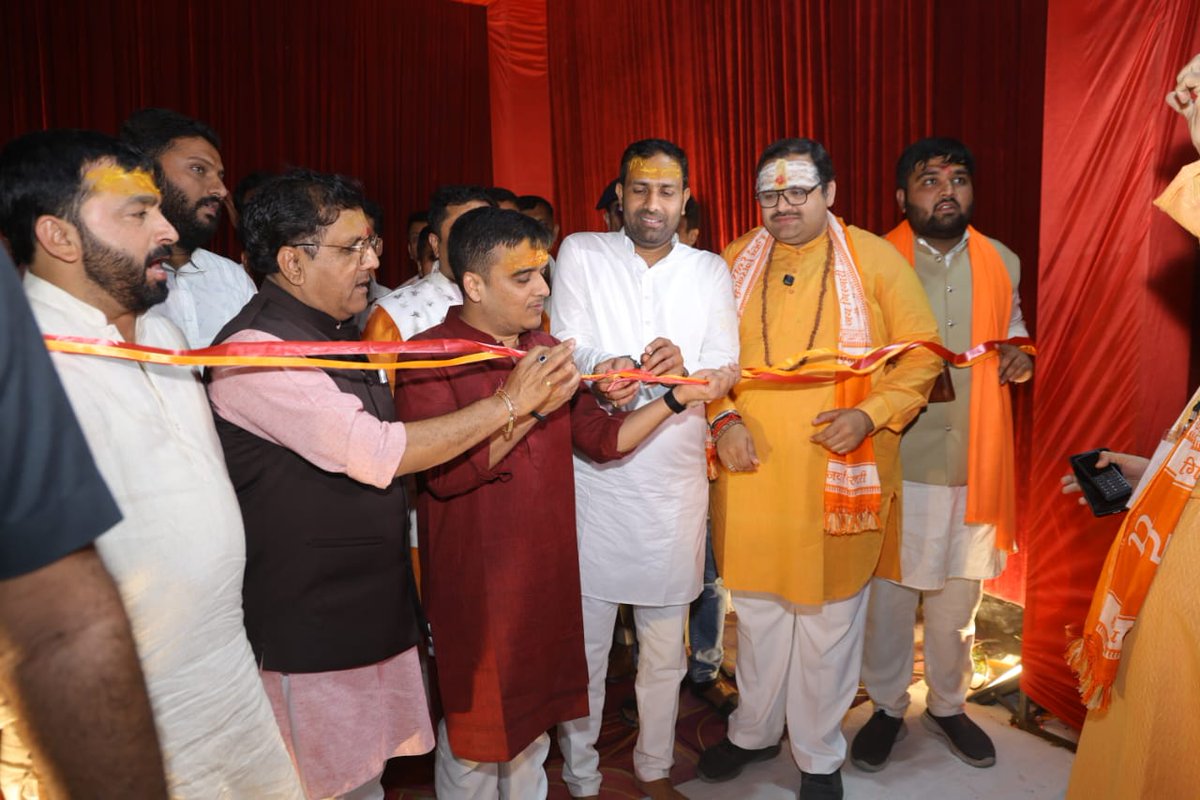 sanghaviharsh's tweet photo. અલખના આંગણે, ભજન - ભોજન અને ભક્તિનો ઉત્સવ ! 🚩

જૂનાગઢ - ભવનાથમાં મહાશિવરાત્રી નિમિત્તે આયોજિત ભવ્ય અને દિવ્ય શિવ મહોત્સવમાં "ગુજરાત ફર્સ્ટ" દ્વારા સ્ટુડિયો ઓન વ્હિલ - મહાશિવરાત્રી કવરેજનું ઉદ્ઘાટન કર્યું. 

પત્રકારત્વ અને આધ્યાત્મનો અહીં અદ્ભૂત સમન્વય જોવા મળશે. પાંચ દિવસના આ મહોત્સવમાં પ્રભુનો પ્રસાદ, આધ્યાત્મિક વિચારોનો આસ્વાદ અને ભક્તિ સંવાદનું ત્રિદલ મહાદેવને અર્પણ થશે.