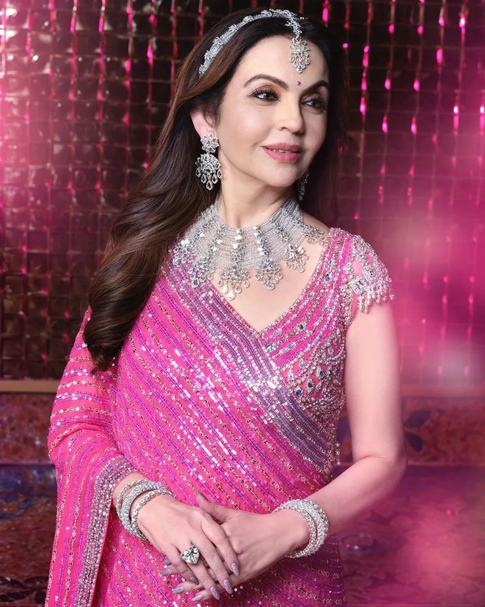 BusinessMe75158's tweet photo. Nita Ambani looked gorgeous in a pink saree with her signature diamond jewellery, while Radhika Merchant cheered for Kokila Ben in graceful white traditional wear. #NitaAmbani #RadhikaMerchant #StyleGoals #TraditionWithElegance #AmbaniFamily https://t.co/E8B8tSlLSY