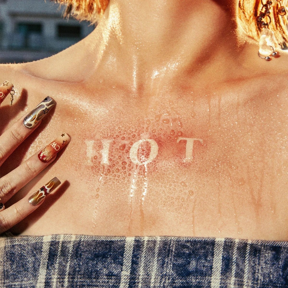 HOT by Le sserafim
