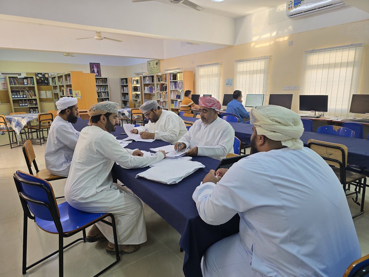 قامت أسرة التربية بتحليل الورقة الإمتحانيةللطلاب للفصل الدراسي الأول للصفوف(٥- ١١)للعام الدراسي ٢٠٢٥/٢٠٢٦م في جميع الأسئلة الخمسة والتركيز على الأسئلة بأنشطة إثرائية و علاجية تحفيزية و تعزيزية وتدريب الطلبة عليها في الموقف الصفي لهم يوم الأحد ١/٢/٢٠٢٦