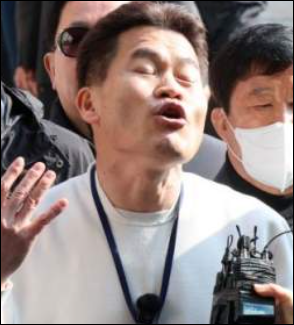 1조원 비자금·혼외자' 유포 전한길 
‘이 대통령 명예훼손’ 피의자 소환 조사 

"1000억 ‘건국 펀드’로 尹 중심 제2국가 건설..대한민국 이름도 바꿀 것" 궤변

 조갑제 “극우가 국힘 숙주 삼아 당 미치게 한다”  amn.kr/56969